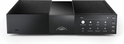 Naim Audio NSS 333, правоъгълен черен корпус, матиран алуминий, предна страна, тач екран вдясно, икони Spotify Radio USB Bluetooth, кръгли бутони подредени вертикално, USB порт вляво