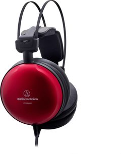 Audio-Technica ATH-A1000Z lukkede over-ear-hørejern med ledning, set fra venstre trekvartsvinkel, runde aluminiumskabinetter i metallisk rød, sorte circum-aurale ørepuder med læderlignende finish, dobbelt tynd sort hovedbøjle med flydende hovedstøtte, kabel udgående fra bunden af kabinettet