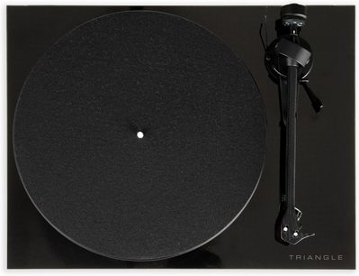 Hi-fi vinylspelare Triangle Lunar 3 svart, vy ovanifrån, svart cirkulär tallrik till vänster, tonarm till höger