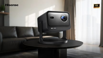 Projecteur Hisense 4K noir sur support pivotant, vue trois quarts avant, objectif circulaire en façade