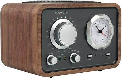 Vintage træradio Tangent Duo med analoge og digitale skiver, indstillingsdrejeknapper og indbygget højttaler, set forfra