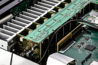 Denon AVC-X4800H juodas namų kino stiprintuvas, žalių spausdintinių plokščių ir elektroninių komponentų vidinė nuožulni apžvalga