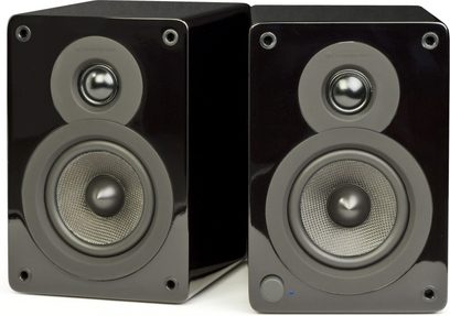 Dva regálové reproduktory Cambridge Audio SLA25 v černém lesklém provedení, zepředu, vedle sebe, s viditelnými reproduktory