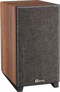 Lentyninė kolonėlė Davis Acoustics Krypton 3 classik riešutmedžio spalvos, matoma iš kampo, priekinė dalis padengta pilku tekstūruotu audiniu, logotipas apačioje.