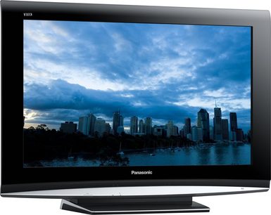 Panasonic TX-32LXD86 fladskærms-tv, der viser et luftfoto af en by med mange skyskrabere ved vandet under en overskyet himmel