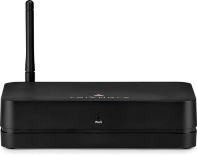 Rechthoekige zwarte behuizing met verticale antenne aan de linkerkant, gouden logo en tekst bovenop, Wi-Fi-indicator aan de voorkant