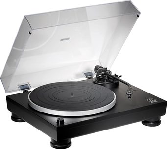 Audio Technica AT-LP5X sort pladespiller, 3/4 forvisning fra højre forside, transparent låg åben, tonearmen synlig