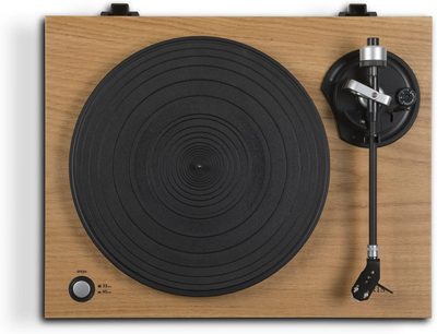 Platine vinyle Roberts RT100 en bois clair avec plateau noir mat, bras de lecture argenté et molette de réglage de vitesse