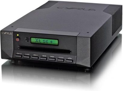 Cyrus CDXt SE2 sort CD-afspiller, frontvisning, grønt display "XL SE +", sort front med knapper og diskåbning