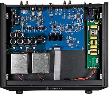 Indvendigt syn af en åben sort Nuprime Evolution DAC-lydkonverter, der viser blå printplader og elektroniske komponenter