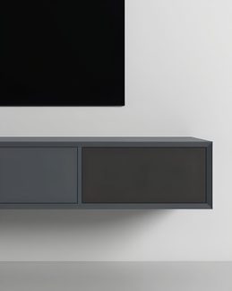 Televisión negra parcial sobre un mueble mural suspendido en gris oscuro mate, panel derecho de tela, vista frontal