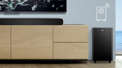 TCL TS8132 sort soundbar, sort subwoofer, lyst træmøbel til TV, TV-skærm der viser klipper i vand