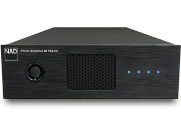 NAD CI-PA4-60 multikanals forstærker i sort børstet metal, set forfra, med cirkulær knap til venstre, perforeret midtergitter og tre blå LED-indikatorer til højre