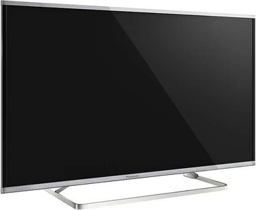Panasonic TX-55AX630 stor fladskærms-LED-TV, sølvfarvet smal ramme, let skråt forfra-perspektiv på sort baggrund