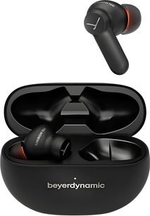 Преден изглед на безжични вътрешноушни слушалки Beyerdynamic Amiron 100 в черен мат пластик, отворен съответстващ заряден кейс и десен слушалник в левитация с дискретен оранжев пръстен