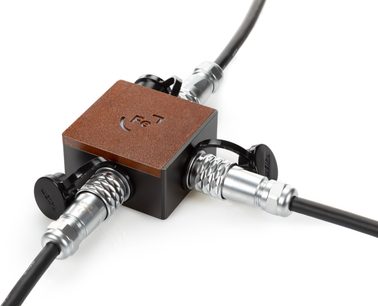 Multipriză Ferrum Audio Power Splitter (FPS) neagră, vedere de sus în perspectivă, carcasă din lemn, 3 prize, cablu negru