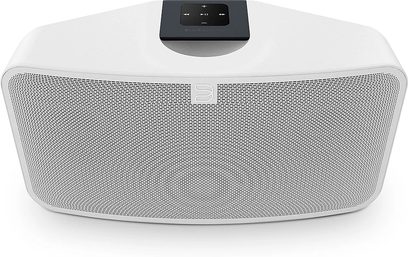 Bezprzewodowy głośnik BlueSound PULSE 2i w kolorze białym, o zaokrąglonym, prostokątnym kształcie, z metalową kratką na przednim panelu i wyświetlaczem LCD na górze