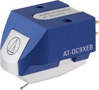 Blå Audio Technica AT-OC9XEB vinylpickup-enhed med sølvfarvet logo, set oppefra i tæt optagelse på hvid baggrund