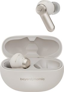 Lett skrått nedoverbilde av et sett med Beyerdynamic Amiron 100 trådløse in-ear-høretelefoner i kremfarget matt beige plast, med en oval tilpasset etui åpen som viser en høretelefon plassert inne og en annen høretelefon posisjonert over.
