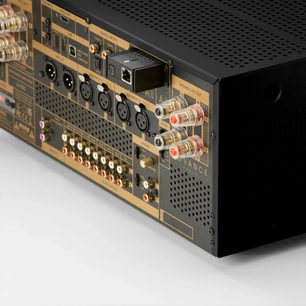 Must Advance Paris A-NTC võrgu-audiomängija, sisestatud võimendi tagaküljele, nähtava Etherneti pordiga