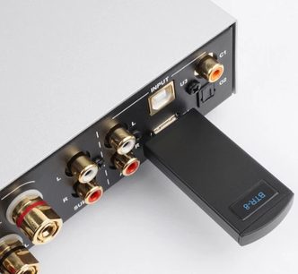 Nærbillede af bagsiden af den trådløse sender Nuprime BTR-8, der viser RCA- og USB-C-stikkene