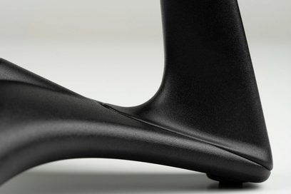 Tilbehør for HI-FI-hodetelefoner Meze Audio Manta, sidevisning, glatt svart overflate, elegante kurver, lys grå bakgrunn