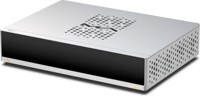 Sølvfarget Matrix Audio MD-1 integrert stereo hi-fi-forsterker i aluminium, med glatt svart frontpanel, sider og topp med sirkulære gitter og M-formet utskjæring, sett fra høyre forfra