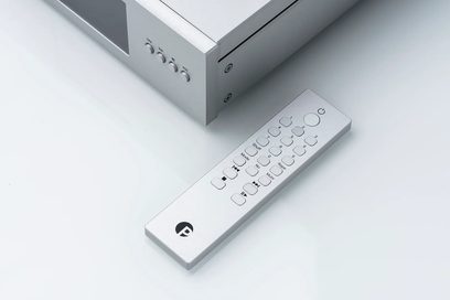 Pro-Ject CD Box RS2 Transport, sølv aluminiumskabinett med skjerm og 3 runde knapper, fjernkontroll, trekvartsvisning
