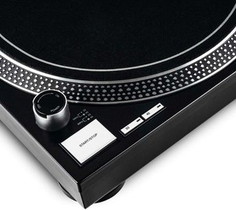Siyah Reloop RP 1000 MK2 pikap, yakından üstten görünüm, keçe tabanlı tabla, iğneli ton kolu, start/stop ve 33/45 devir düğmeleri