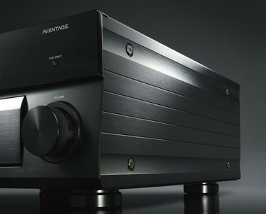 Yamaha CX-A5100 namų kino priešstiprintuvas titano sidabrinės spalvos, priekinis vaizdas, priekinė pusė su mygtukais ir ekranu, didelio masto