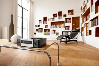 Marantz MCR-510 sort/hvidt "alt-i-ét" hi-fi-system, hvid finish, i en stue med en velforsynet bogreol