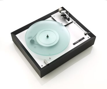 Gramofon Thorens TD 905 antracitový, pohled shora, talíř ze světle zeleného skla, černé raménko, na bílém pozadí