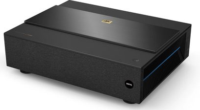 Benq V6050 sort videoprojektor, set forfra og ovenfra, rektangulært format, sidegittere til ventilation, gyldent logo