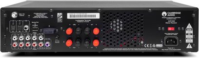 Wzmacniacz hi-fi stereo Cambridge Audio AXR100D w kolorze srebrnym, widok z przodu. Czarna obudowa z srebrnymi przyciskami i gniazdami