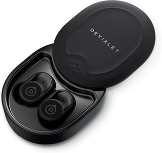 Devialet Gemini svarte trådløse ørepropper, i sitt ovale, matte svarte ladeetuiet, sett ovenfra
