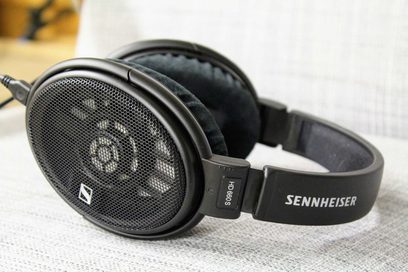 Sennheiser HD660S sort hi-fi hovedtelefoner, runde metalgitre ørepuder, polstret hovedbøjle, 3,5 mm jackstik, set fra siden