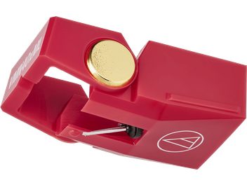 Diament do wkładki gramofonowej Audio Technica AT-VMN40xML, czerwony z gładkiego plastiku, z okrągłą złotą wstawką na górze i widocznym metalowym wspornikiem, widok z trzech czwartych