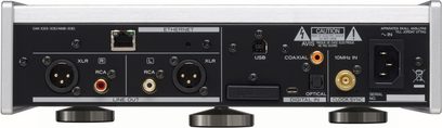 Priekinė tinklo garso grotuvo TEAC NT-505-X USB sidabrinės spalvos priekio dalis su XLR, RCA, USB, optinėmis ir koaksialinėmis jungtimis