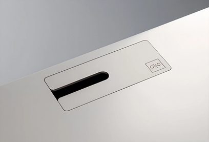 Meuble Clic Classic Series Model 23 i mat hvid i lakeret træ, rektangulær kabelgennemføring med logo, set oppefra
