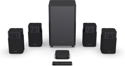 Hisense HT Saturn kompakt højttalerpakke i sort plast og akustisk stof, set forfra, bestående af en central rektangulær subwoofer, fire kubeformede satellitter med perforerede gitre, en lille boks og en fjernbetjening placeret foran