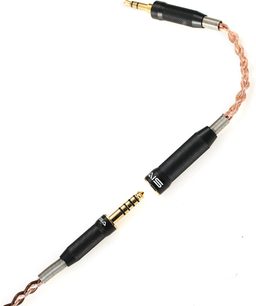 Černý a měděný pletený audio kabel s rovnými kovovými konektory jack 3,5 mm ve stříbrné barvě na koncích