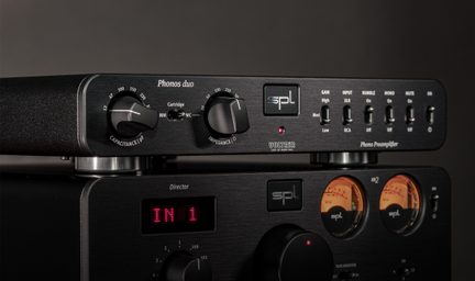 Preamplificatore phono SPL Phonos duo nero, visto frontalmente, con regolazioni di capacità e impedenza