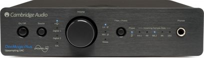 Cambridge Audio DacMagic Plus sort digital-til-analog-konverter, set forfra. Sort front med knapper, drejeknap og stik