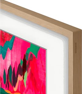Rámeček Samsung The Frame 55" v teakovém provedení světlého dřeva, pohled z pravého horního rohu s tenkým profilem a vyraženým logem Samsung, částečně obklopující barevný displej