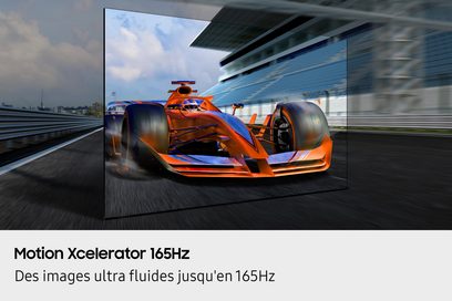 Zwarte platte glazen tv met vrijwel onzichtbare randen, frontaal gezien, toont een oranje eenzitter in beweging en een banner met “Motion Xcelerator 165 Hz”