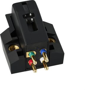 Wkładka do gramofonu Audio Technica AT-VM520xEB, czarna, wykonana z plastiku i metalu, widok z tyłu pod kątem, ukazujący cztery pozłacane piny z kolorowymi oznaczeniami: czerwony, zielony, niebieski, biały, oraz dwa złote gwintowane inserty boczne.