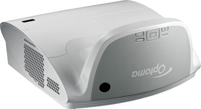 Optoma EW675UT hvid videoprojektor, trekvartersperspektiv forfra, top med ventilationsriste og kontrolknapper