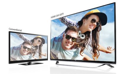 To tv-skærme, der viser et billede af et smilende par med solbriller og hatte på