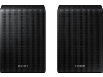 Paire d’enceintes arrière Samsung SWA-9250S, boîtier rectangulaire noir en plastique, façade en grille métallique perforée avec logo Samsung centré en bas, bords légèrement arrondis, vue de face