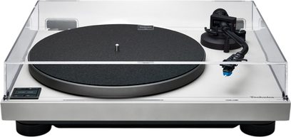 Platinė vinilinių plokštelių Technics SL-40CBT sidabrinė, metalinis korpusas ir akrilinis dangtelis, juodas diskas ir tonarmas su mėlyna galvute